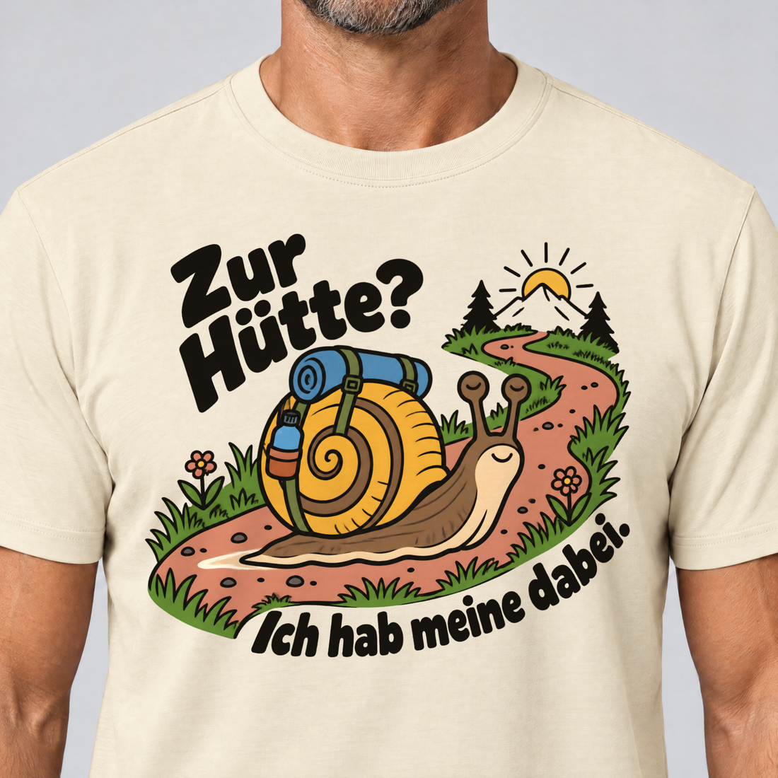Nahaufnahme des Drucks: Zur Hütte? Ich hab meine dabei – T-Shirt Unisex in Natur, von einem Mann getragen