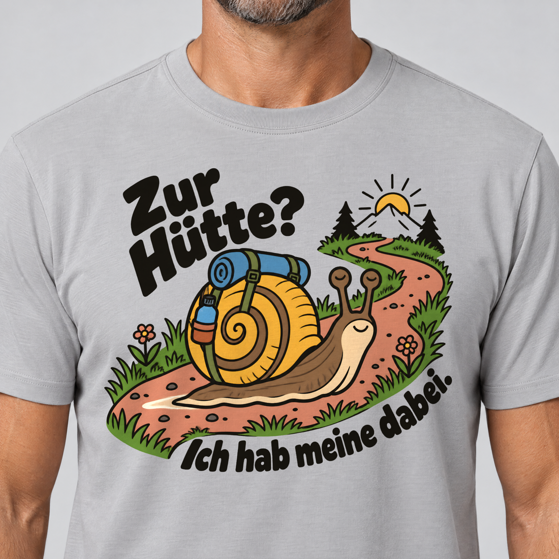 Nahaufnahme des Drucks: Zur Hütte? Ich hab meine dabei – T-Shirt Unisex in Hellgrau, von einem Mann getragen