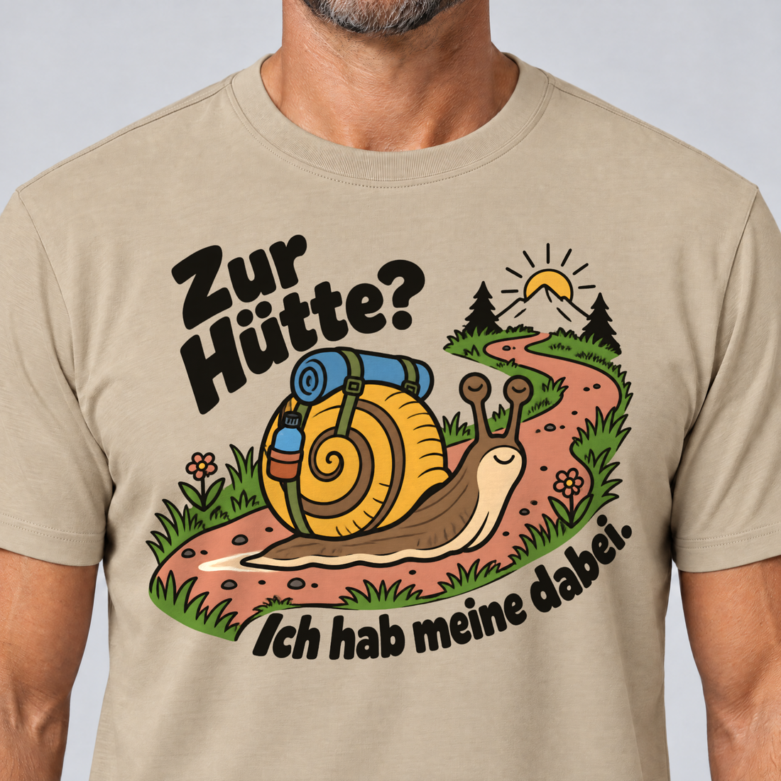 Nahaufnahme des Drucks: Zur Hütte? Ich hab meine dabei – T-Shirt Unisex in Sand, von einem Mann getragen