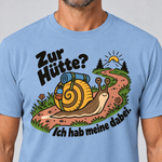 Nahaufnahme des Drucks: Zur Hütte? Ich hab meine dabei – T-Shirt Unisex in Himmelblau, von einem Mann getragen