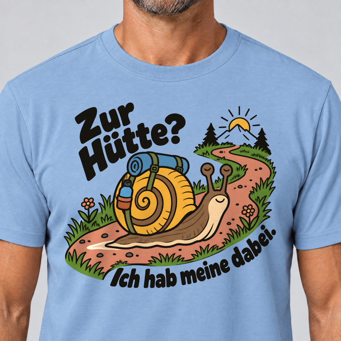 Nahaufnahme des Drucks: Zur Hütte? Ich hab meine dabei – T-Shirt Unisex in Himmelblau, von einem Mann getragen