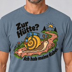 Nahaufnahme des Drucks: Zur Hütte? Ich hab meine dabei – T-Shirt Unisex in Steinblau, von einem Mann getragen