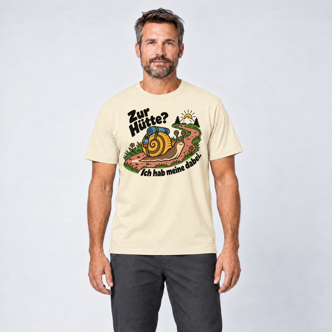 Mann trägt Zur Hütte? Ich hab meine dabei – T-Shirt Unisex in Natur, Ansicht von vorn