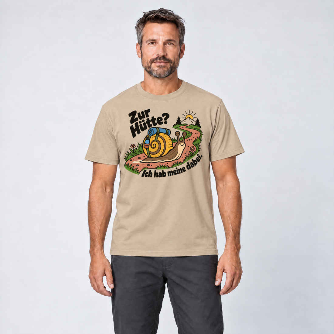 Mann trägt Zur Hütte? Ich hab meine dabei – T-Shirt Unisex in Sand, Ansicht von vorn
