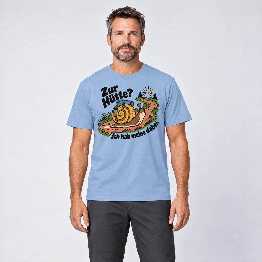 Mann trägt Zur Hütte? Ich hab meine dabei – T-Shirt Unisex in Himmelblau, Ansicht von vorn