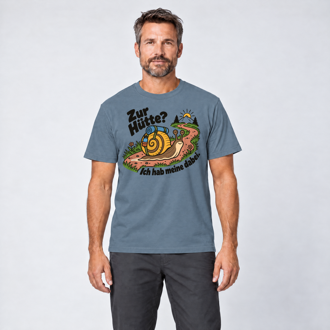 Mann trägt Zur Hütte? Ich hab meine dabei – T-Shirt Unisex in Steinblau, Ansicht von vorn