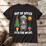 Out of Office – into the Woods – T-Shirt Unisex in Schwarz, flach liegend auf alten Holzbrettern mit Wanderschuhen und Wanderkarte.