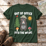 Out of Office – into the Woods – T-Shirt Unisex in Flaschengrün, flach liegend auf alten Holzbrettern mit Wanderschuhen und Wanderkarte.