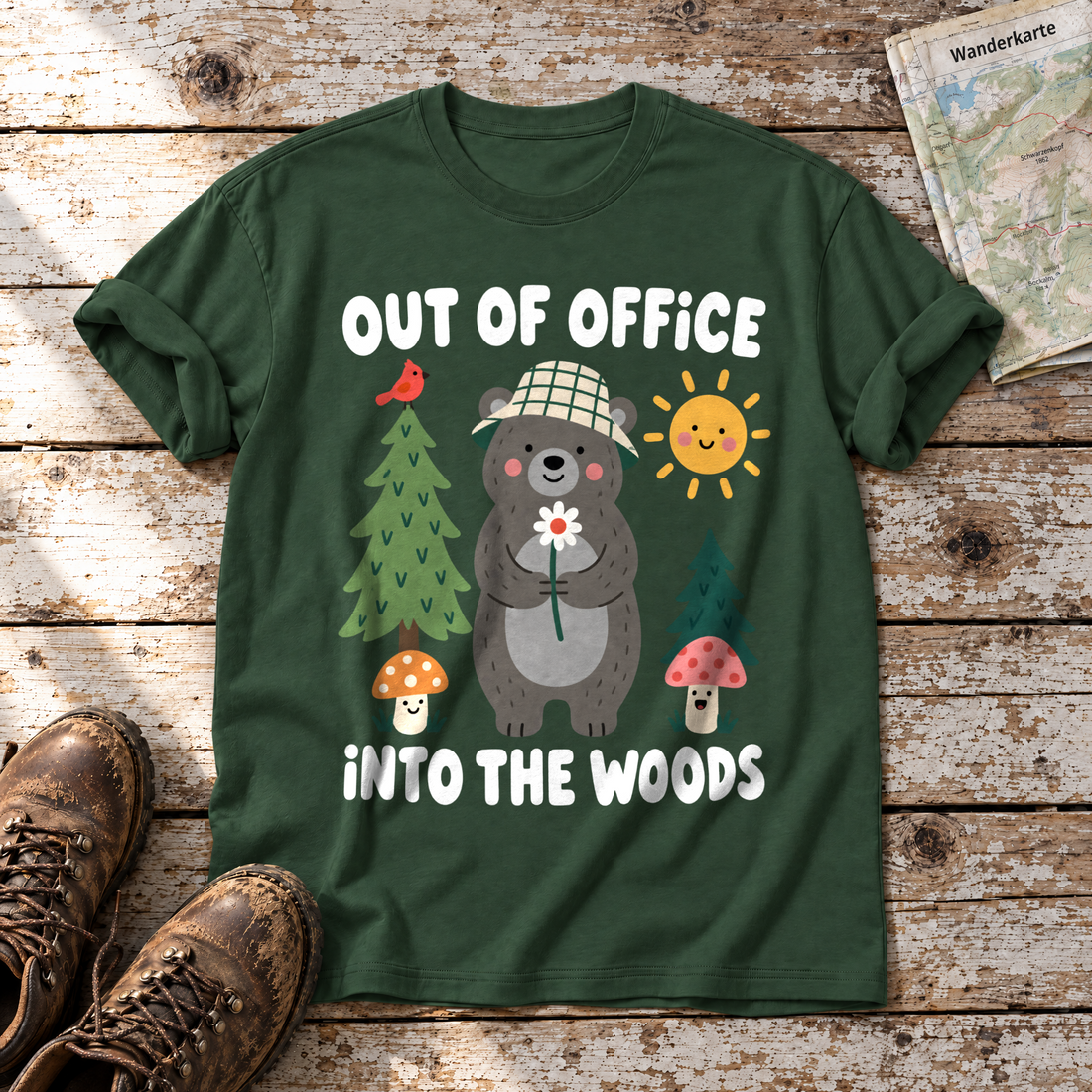 Out of Office – into the Woods – T-Shirt Unisex in Flaschengrün, flach liegend auf alten Holzbrettern mit Wanderschuhen und Wanderkarte.