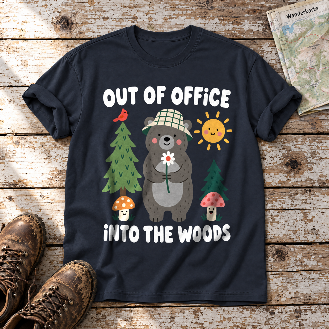 Out of Office – into the Woods – T-Shirt Unisex in Navy, flach liegend auf alten Holzbrettern mit Wanderschuhen und Wanderkarte.