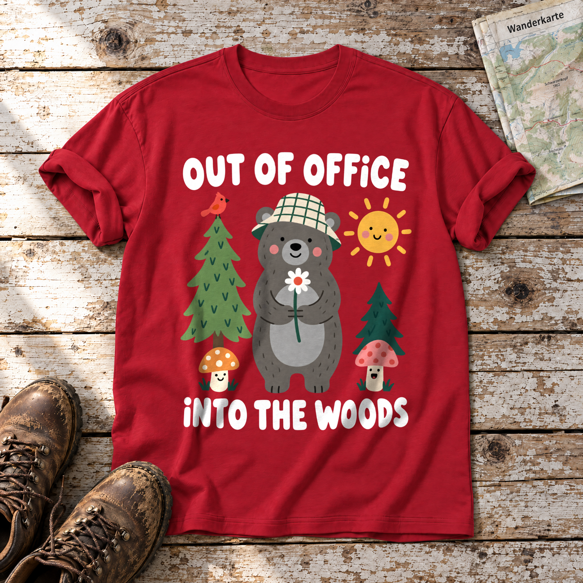 Out of Office – into the Woods – T-Shirt Unisex in Rot, flach liegend auf alten Holzbrettern mit Wanderschuhen und Wanderkarte.