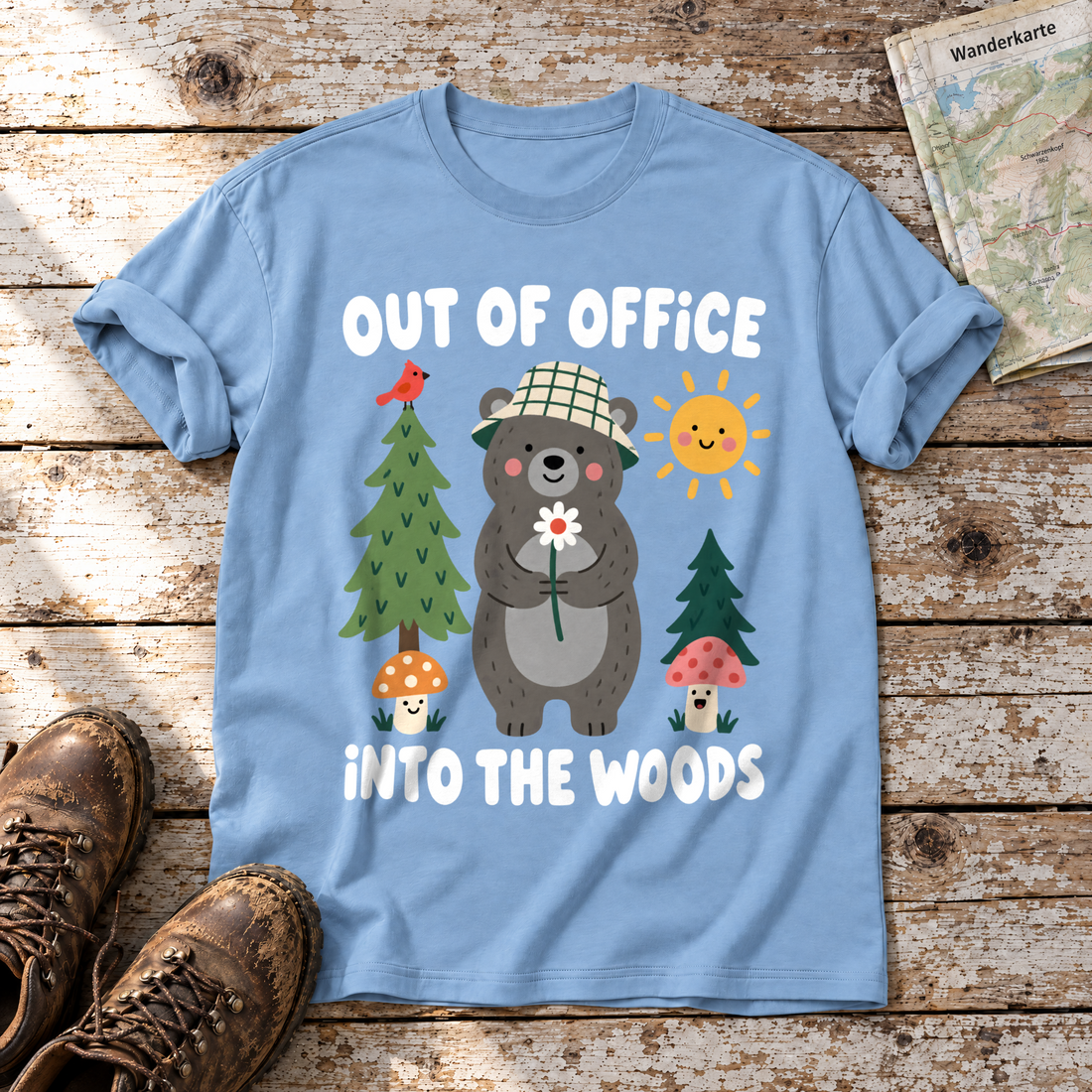 Out of Office – into the Woods – T-Shirt Unisex in Himmelblau, flach liegend auf alten Holzbrettern mit Wanderschuhen und Wanderkarte.