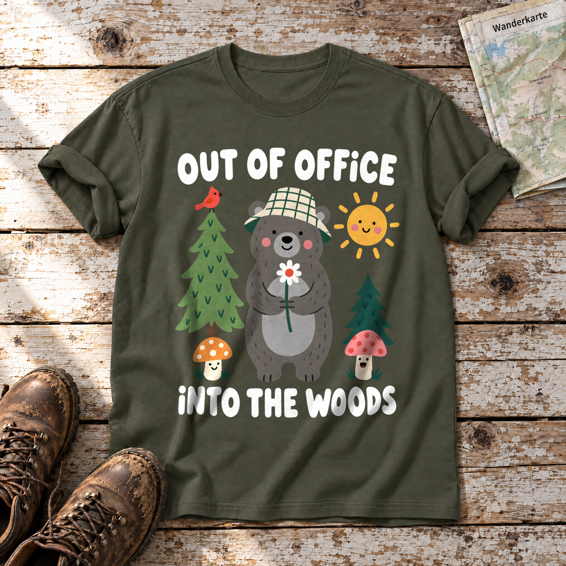 Out of Office – into the Woods – T-Shirt Unisex in Oliv, flach liegend auf alten Holzbrettern mit Wanderschuhen und Wanderkarte.