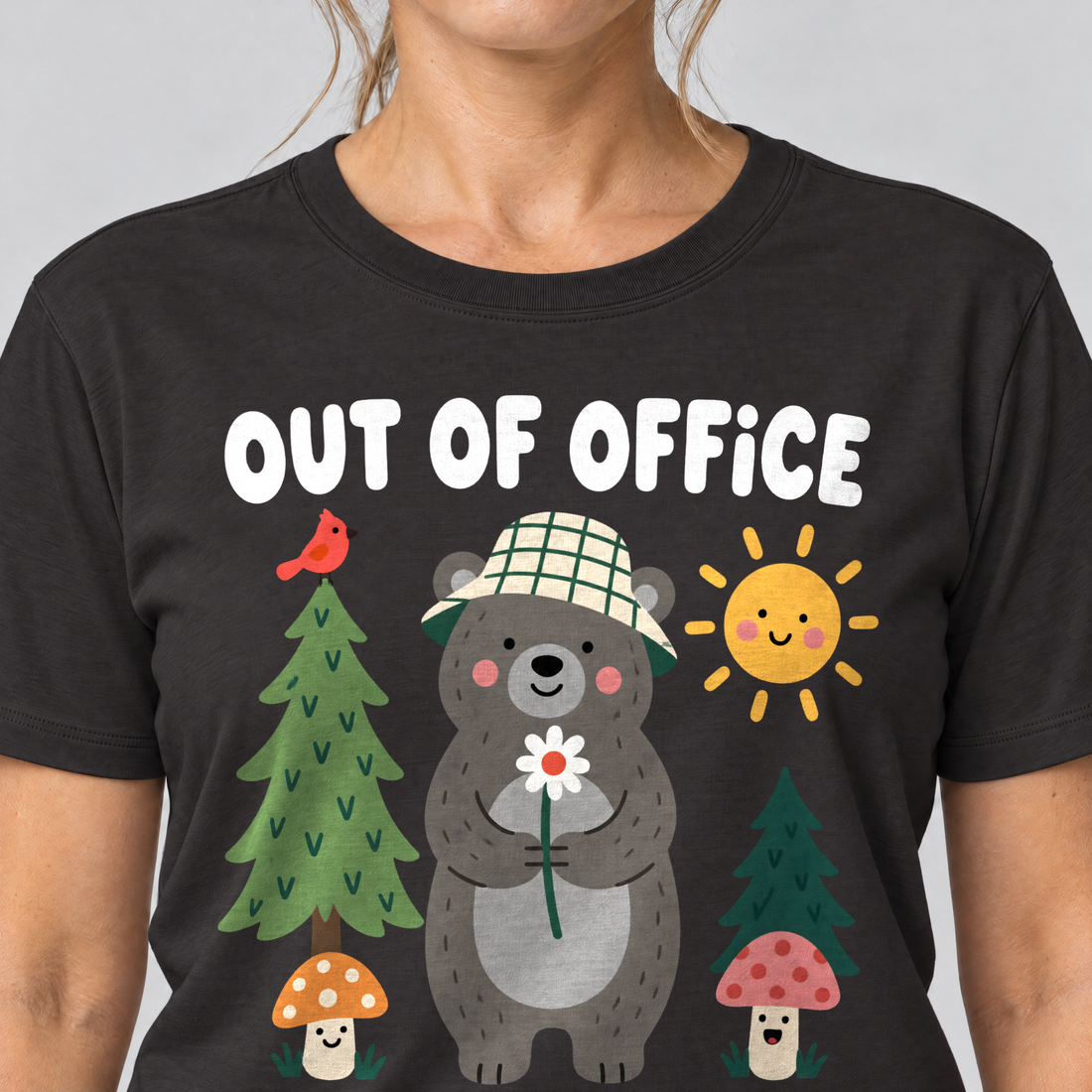 Nahaufnahme des Drucks: Out of Office – into the Woods – T-Shirt Unisex in Schwarz, von einer Frau getragen