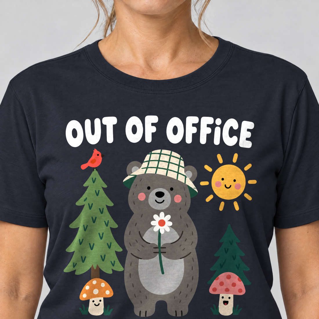 Nahaufnahme des Drucks: Out of Office – into the Woods – T-Shirt Unisex in Navy, von einer Frau getragen