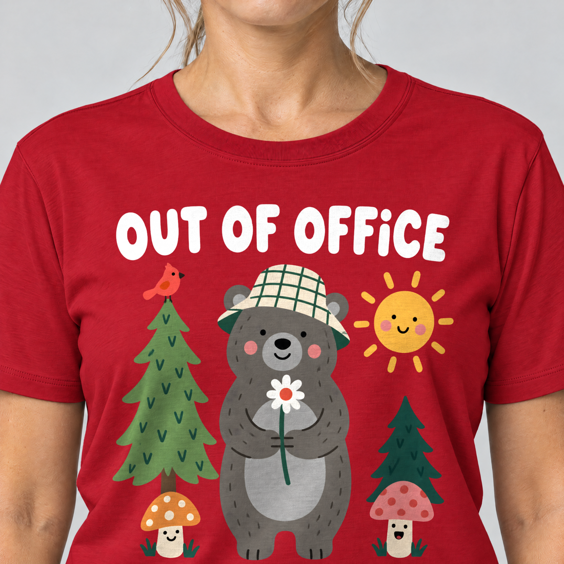 Nahaufnahme des Drucks: Out of Office – into the Woods – T-Shirt Unisex in Rot, von einer Frau getragen