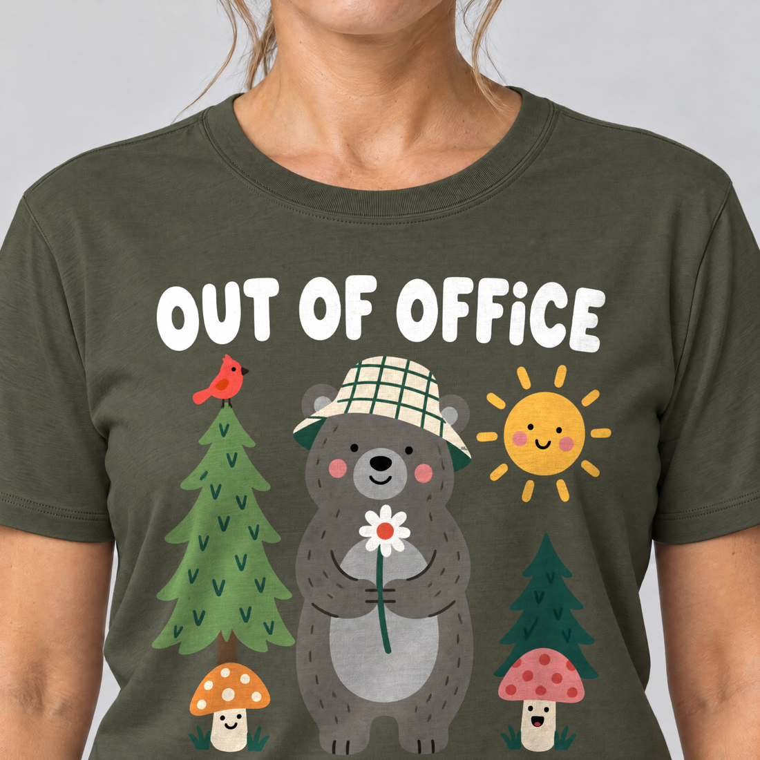 Nahaufnahme des Drucks: Out of Office – into the Woods – T-Shirt Unisex in Oliv, von einer Frau getragen