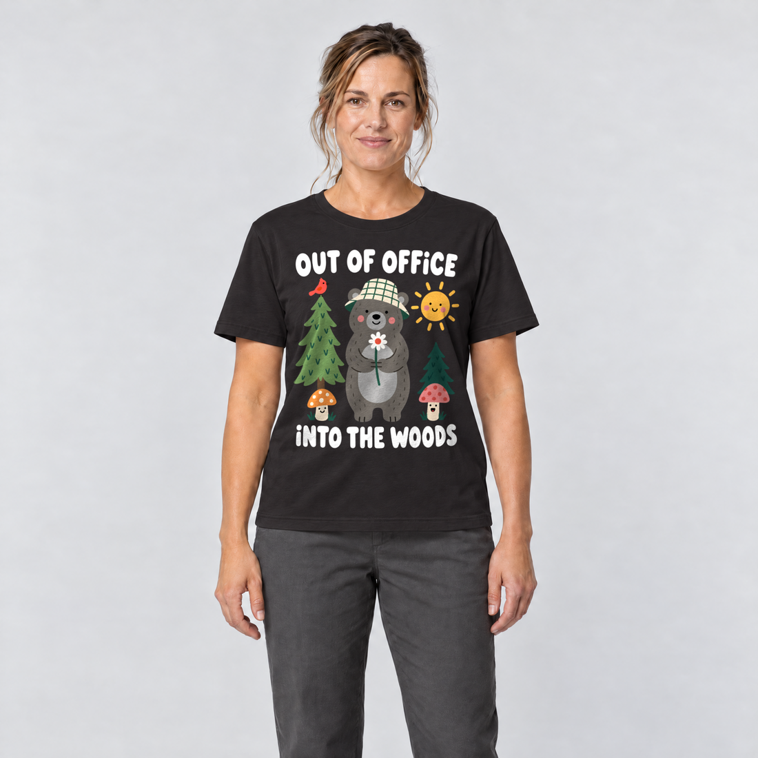 Frau trägt Out of Office – into the Woods – T-Shirt Unisex in Schwarz, Ansicht von vorn