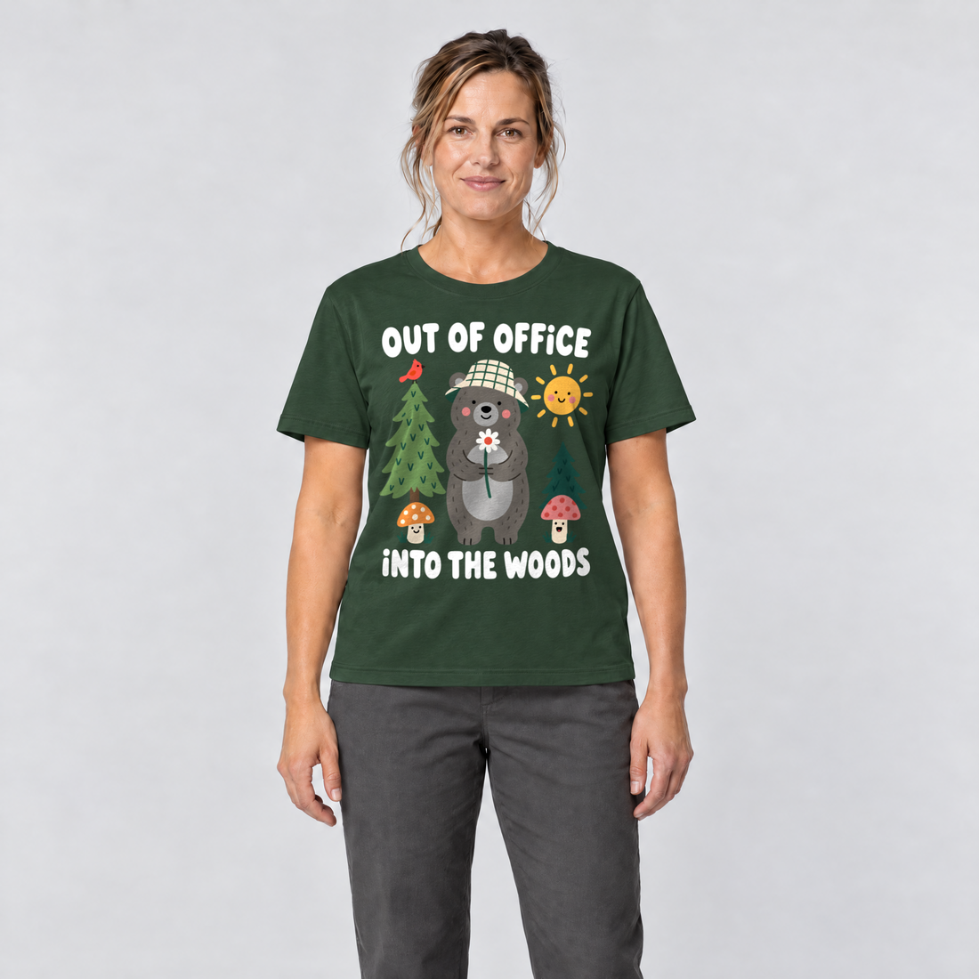 Frau trägt Out of Office – into the Woods – T-Shirt Unisex in Flaschengrün, Ansicht von vorn