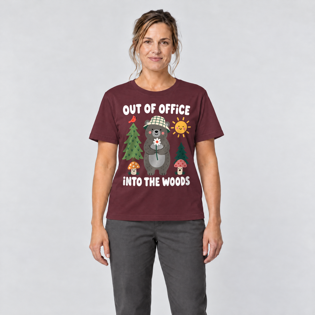 Frau trägt Out of Office – into the Woods – T-Shirt Unisex in Bordeaux, Ansicht von vorn