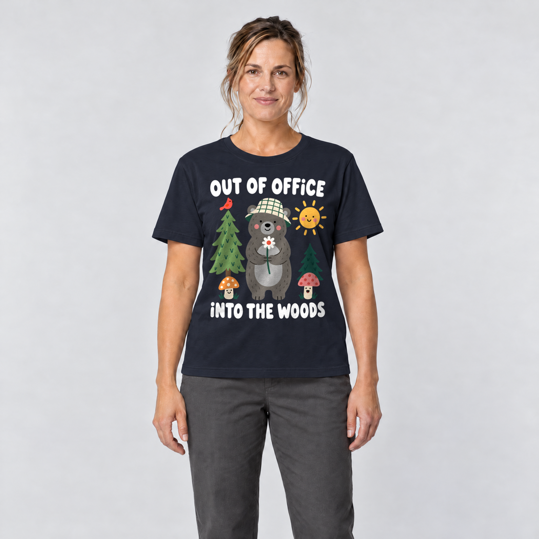 Frau trägt Out of Office – into the Woods – T-Shirt Unisex in Navy, Ansicht von vorn