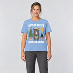 Frau trägt Out of Office – into the Woods – T-Shirt Unisex in Himmelblau, Ansicht von vorn