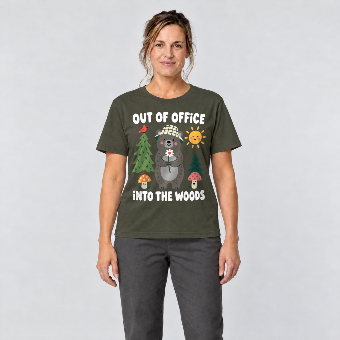 Frau trägt Out of Office – into the Woods – T-Shirt Unisex in Oliv, Ansicht von vorn