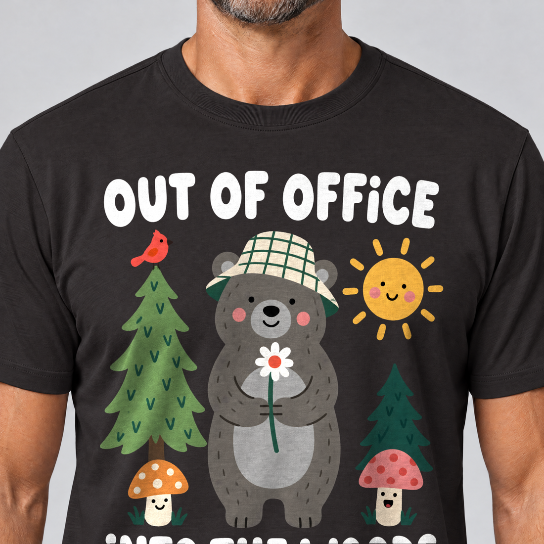 Nahaufnahme des Drucks: Out of Office – into the Woods – T-Shirt Unisex in Schwarz, von einem Mann getragen