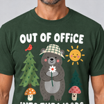 Nahaufnahme des Drucks: Out of Office – into the Woods – T-Shirt Unisex in Flaschengrün, von einem Mann getragen