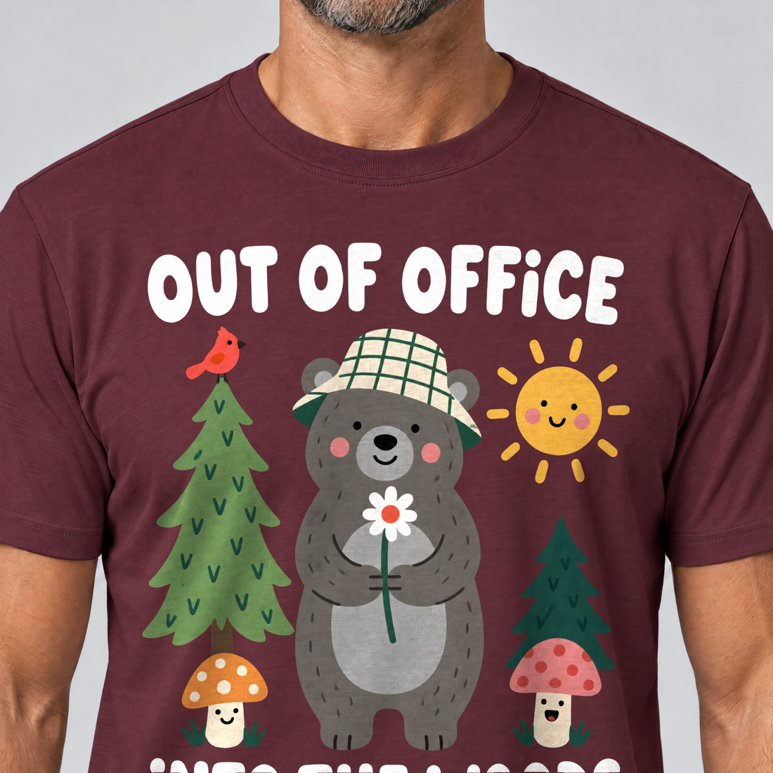 Nahaufnahme des Drucks: Out of Office – into the Woods – T-Shirt Unisex in Bordeaux, von einem Mann getragen