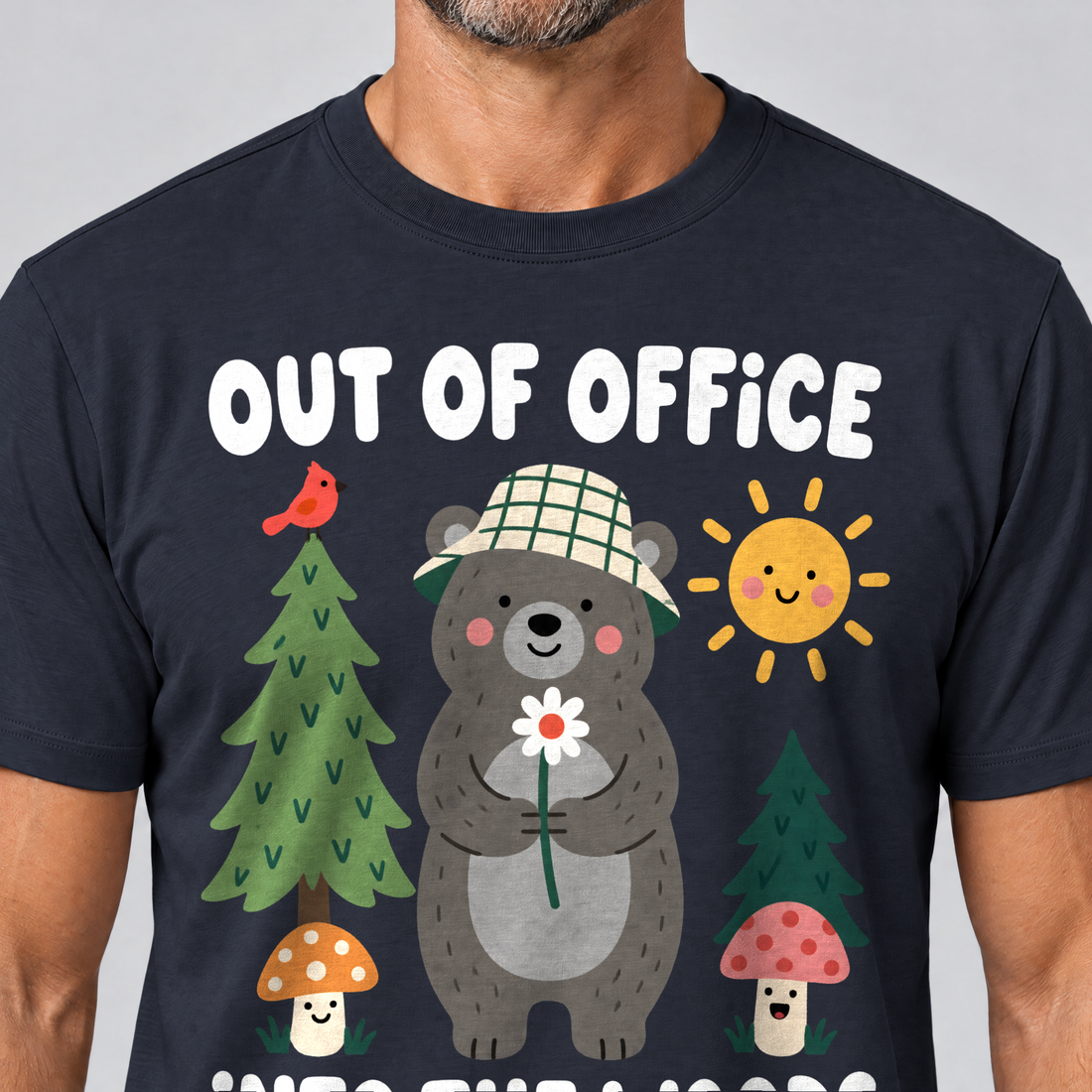 Nahaufnahme des Drucks: Out of Office – into the Woods – T-Shirt Unisex in Navy, von einem Mann getragen