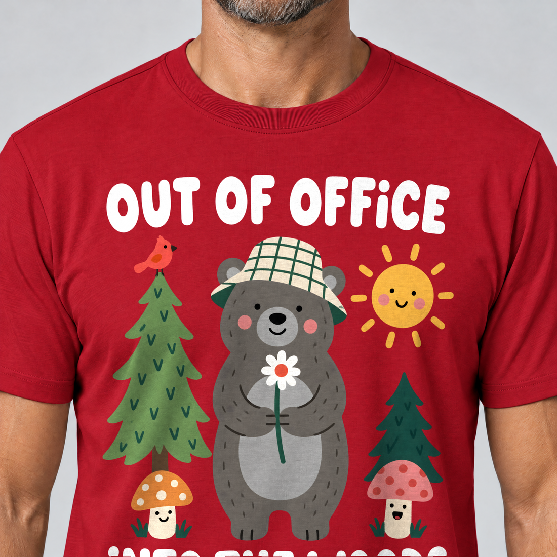 Nahaufnahme des Drucks: Out of Office – into the Woods – T-Shirt Unisex in Rot, von einem Mann getragen