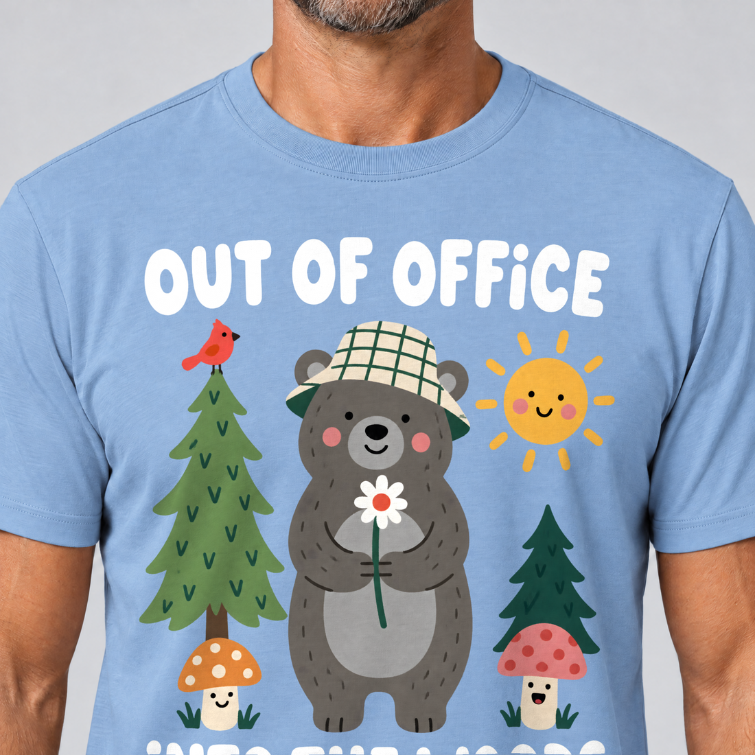 Nahaufnahme des Drucks: Out of Office – into the Woods – T-Shirt Unisex in Himmelblau, von einem Mann getragen