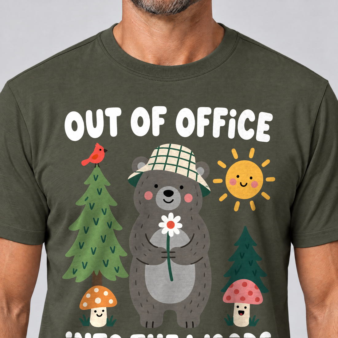 Nahaufnahme des Drucks: Out of Office – into the Woods – T-Shirt Unisex in Oliv, von einem Mann getragen