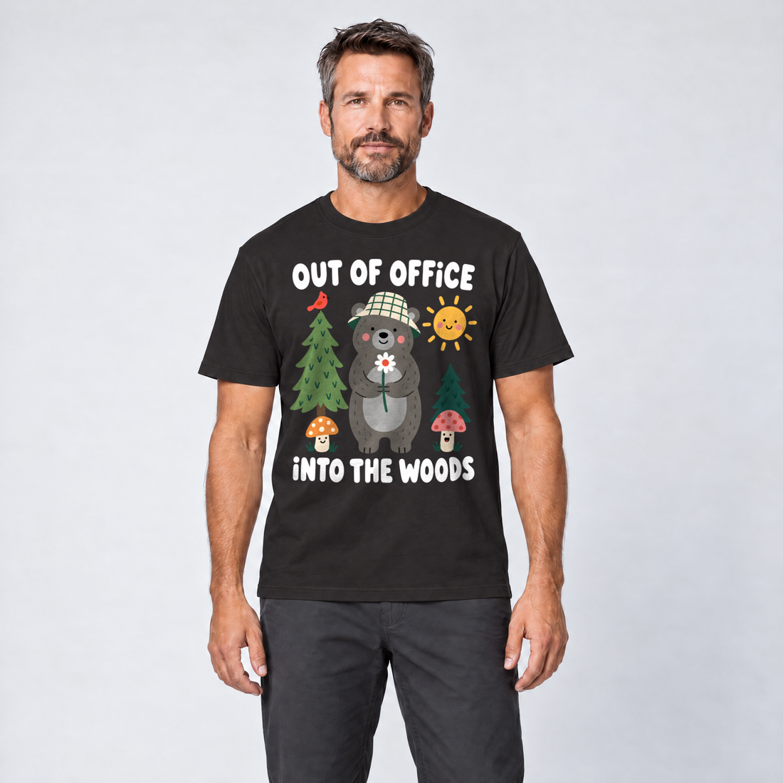 Mann trägt Out of Office – into the Woods – T-Shirt Unisex in Schwarz, Ansicht von vorn