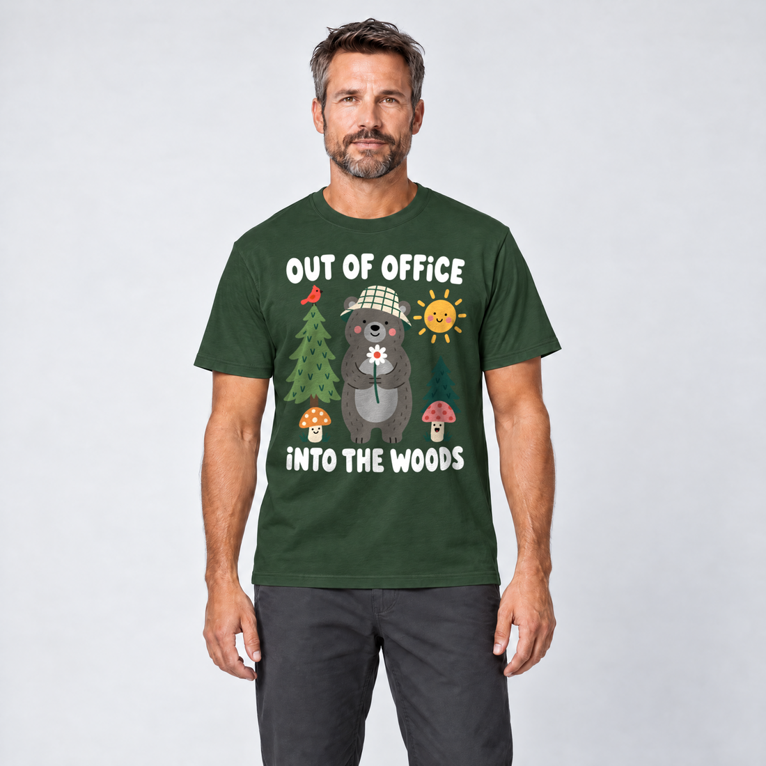 Mann trägt Out of Office – into the Woods – T-Shirt Unisex in Flaschengrün, Ansicht von vorn