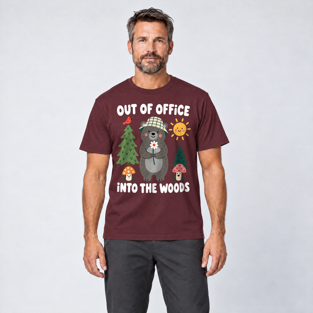 Mann trägt Out of Office – into the Woods – T-Shirt Unisex in Bordeaux, Ansicht von vorn