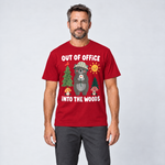 Mann trägt Out of Office – into the Woods – T-Shirt Unisex in Rot, Ansicht von vorn