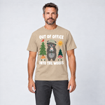 Mann trägt Out of Office – into the Woods – T-Shirt Unisex in Sand, Ansicht von vorn