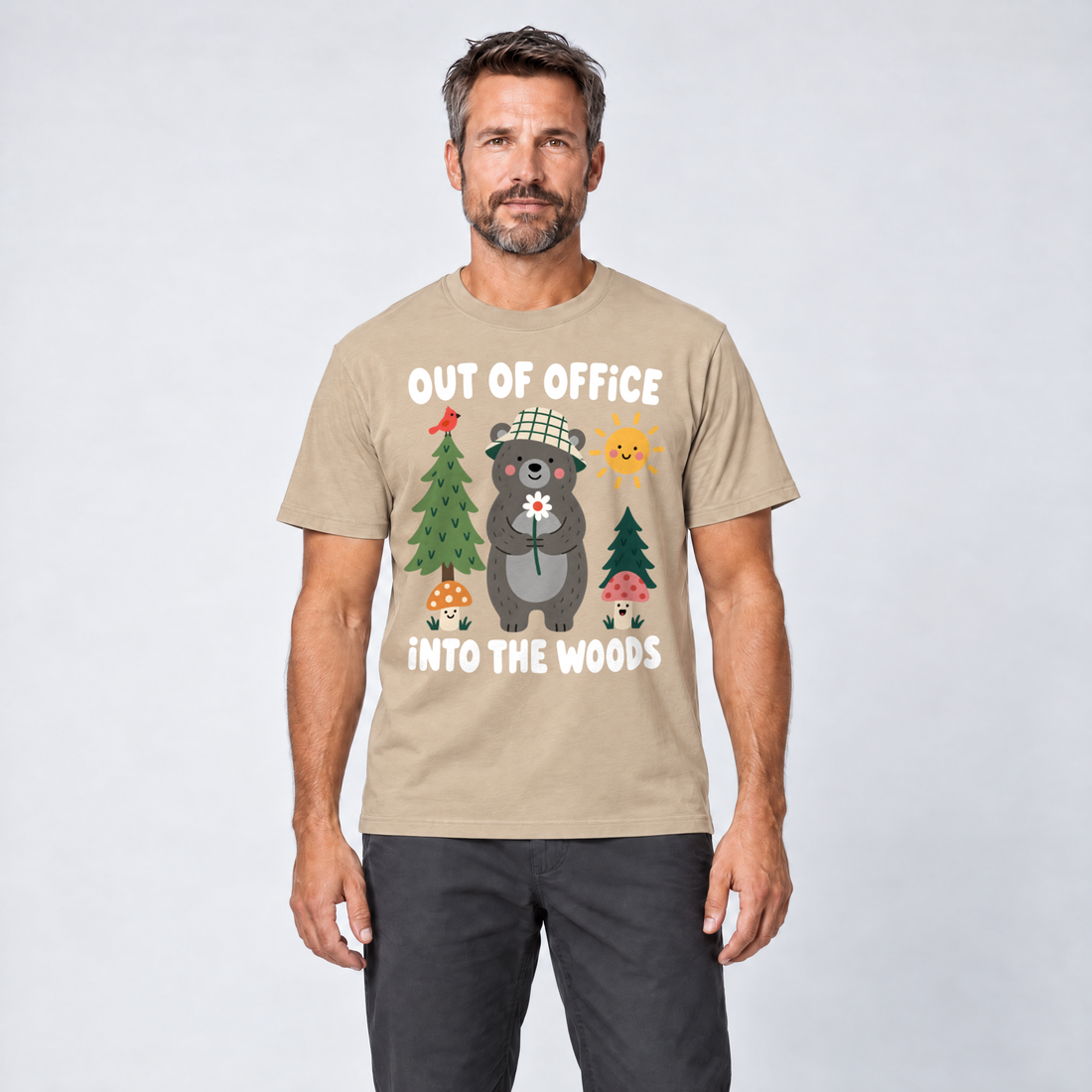 Mann trägt Out of Office – into the Woods – T-Shirt Unisex in Sand, Ansicht von vorn