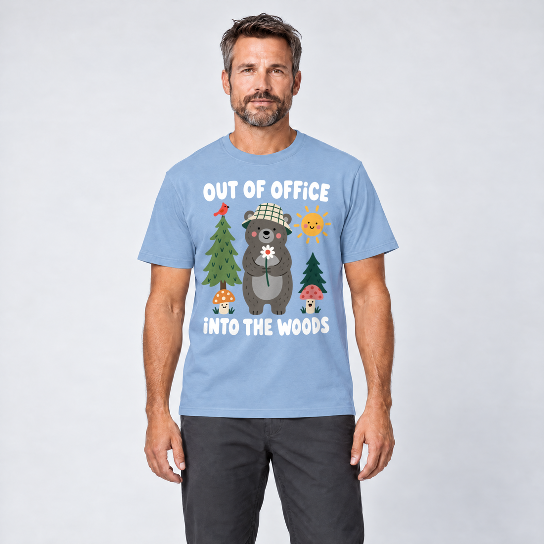 Mann trägt Out of Office – into the Woods – T-Shirt Unisex in Himmelblau, Ansicht von vorn
