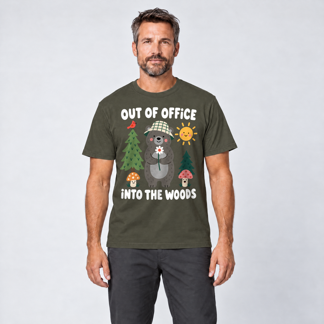 Mann trägt Out of Office – into the Woods – T-Shirt Unisex in Oliv, Ansicht von vorn