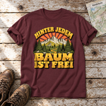 Hinter jedem Baum ist frei – T-Shirt Unisex in Bordeaux, flach liegend auf alten Holzbrettern mit Wanderschuhen und Wanderkarte.