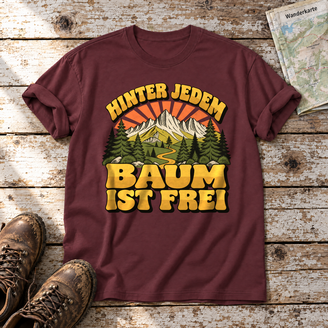 Hinter jedem Baum ist frei – T-Shirt Unisex in Bordeaux, flach liegend auf alten Holzbrettern mit Wanderschuhen und Wanderkarte.