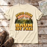 Hinter jedem Baum ist frei – T-Shirt Unisex in Natur, flach liegend auf alten Holzbrettern mit Wanderschuhen und Wanderkarte.