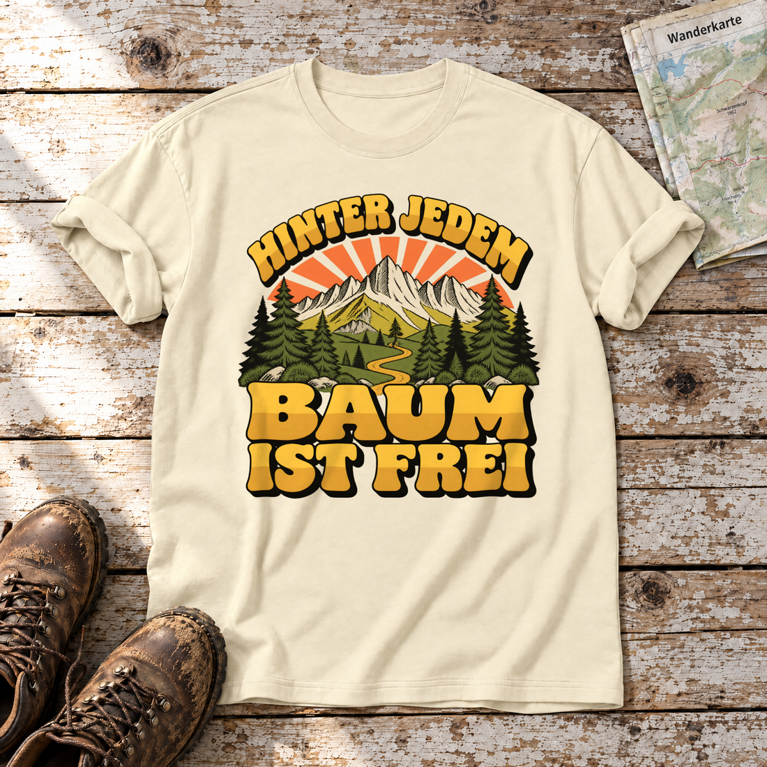 Hinter jedem Baum ist frei – T-Shirt Unisex in Natur, flach liegend auf alten Holzbrettern mit Wanderschuhen und Wanderkarte.