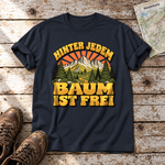 Hinter jedem Baum ist frei – T-Shirt Unisex in Navy, flach liegend auf alten Holzbrettern mit Wanderschuhen und Wanderkarte.