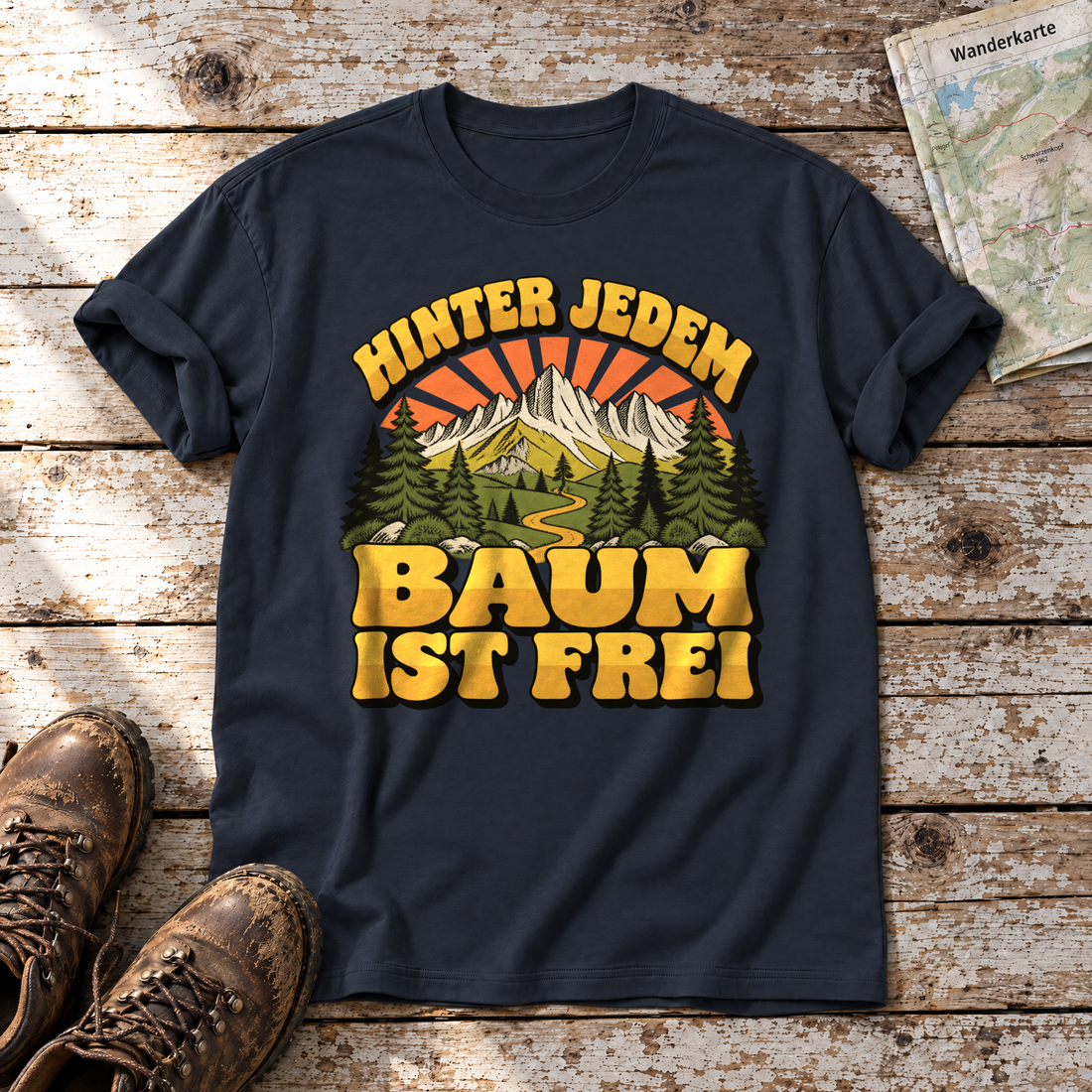 Hinter jedem Baum ist frei – T-Shirt Unisex in Navy, flach liegend auf alten Holzbrettern mit Wanderschuhen und Wanderkarte.