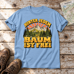Hinter jedem Baum ist frei – T-Shirt Unisex in Himmelblau, flach liegend auf alten Holzbrettern mit Wanderschuhen und Wanderkarte.