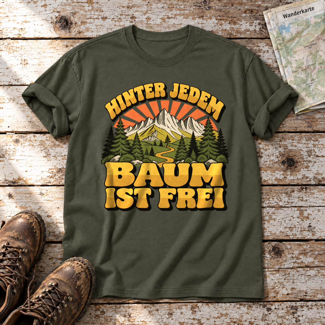Hinter jedem Baum ist frei – T-Shirt Unisex in Oliv, flach liegend auf alten Holzbrettern mit Wanderschuhen und Wanderkarte.